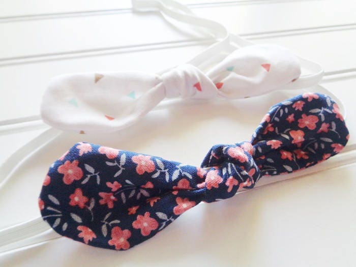 Willa - Koralle Blumen Auf Marine Und Dreiecke Weißem Haarband Set von Etsy - lemonpolkadots
