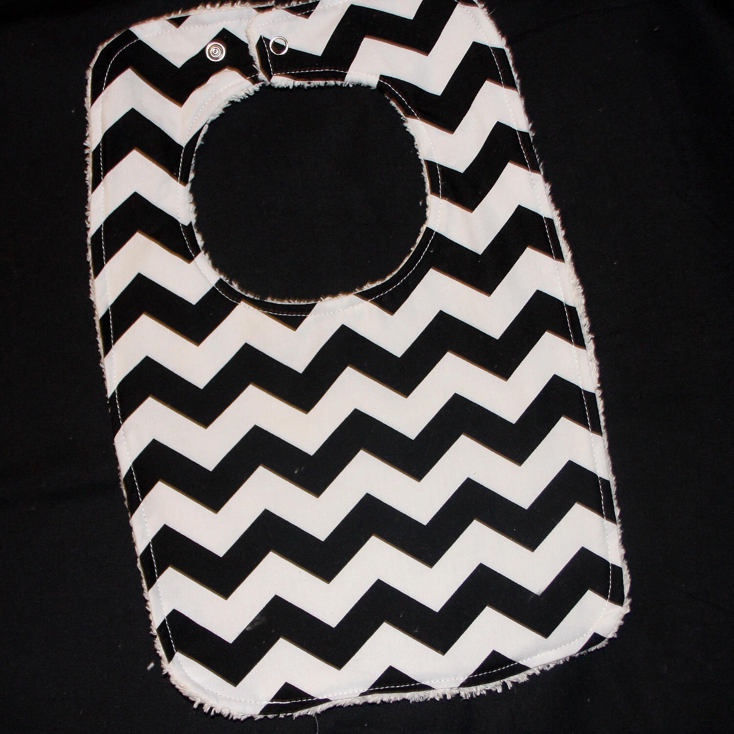 Kleinkind-Bib-Black Chevron Toddler Bib Mit Chenille-Rücken-Kleinkind Und Baby-Bib Zum Füttern Burping-Baby-Duschgeschenk Kleinkind-Bib-Black Chevron Toddler Bib Mit Chenille-Rücken-Kleinkind Und Baby-Bib Zum Füttern Burping-Baby-Duschgeschenk von Etsy - lilacslollipops