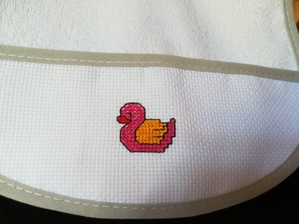 Baby Lätzchen, Kreuzstich, Handgemacht, Rosa Ente, Baumwolle Lätzchen, Baby-Geschenk, Baby-Dusche, Hand Bestickt, Kreuzstich, Bath & Beauty, Rool von Etsy - lililapt