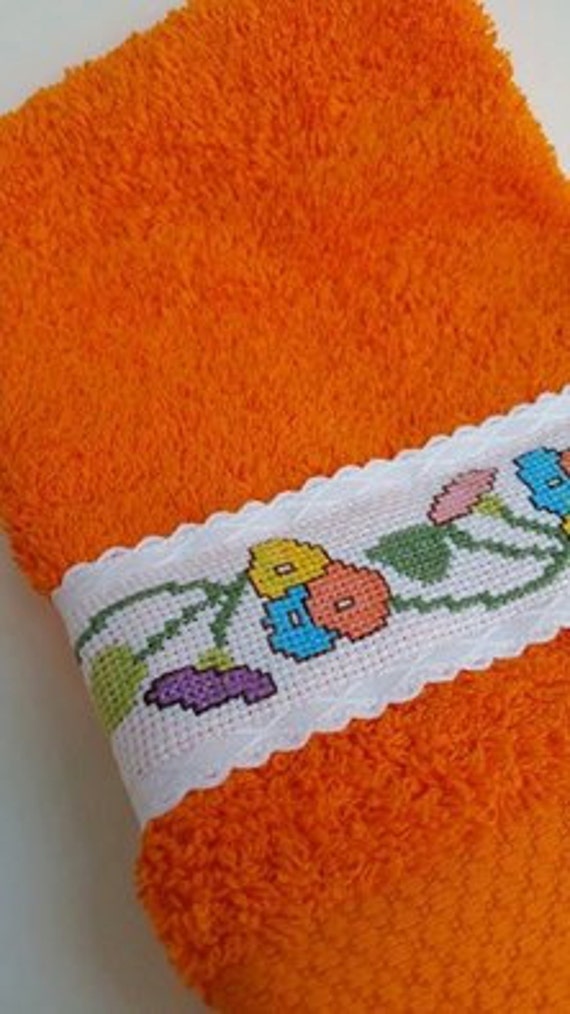 Badetücher, Handgesticktes Badetuch, in Kreuzstich, Bath & Beauty, Badeaccessoire, Reinigungsaccessoire, Badezimmerartikel, Blumiges Motiv Badetücher, Handgesticktes Badetuch, in Kreuzstich, Bath & Beauty, Badeaccessoire, Reinigungsaccessoire, Badezimmerartikel, Blumiges Motiv von Etsy - lililapt