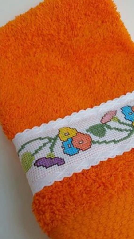 Badetücher, Handgesticktes Badetuch, in Kreuzstich, Bath & Beauty, Badeaccessoire, Reinigungsaccessoire, Badezimmerartikel, Blumiges Motiv von Etsy - lililapt