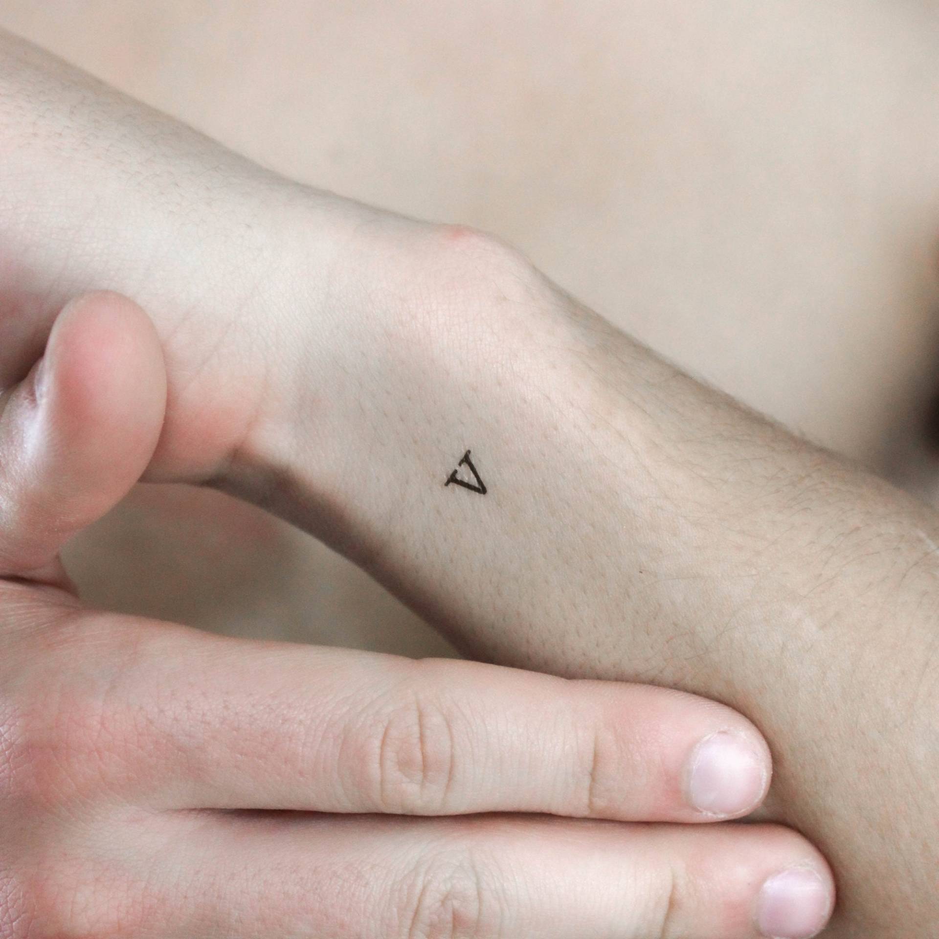 V Schreibmaschinen-Großbuchstaben Temporäres Tattoo | 3Er Set von Etsy - littletattoos