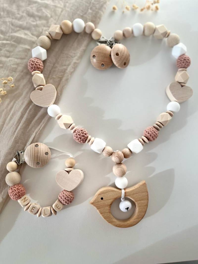 Kinderwagenkette | Set Mädchen Rosa Weiß Schnullerkette Herz von Etsy - littlewonder1996
