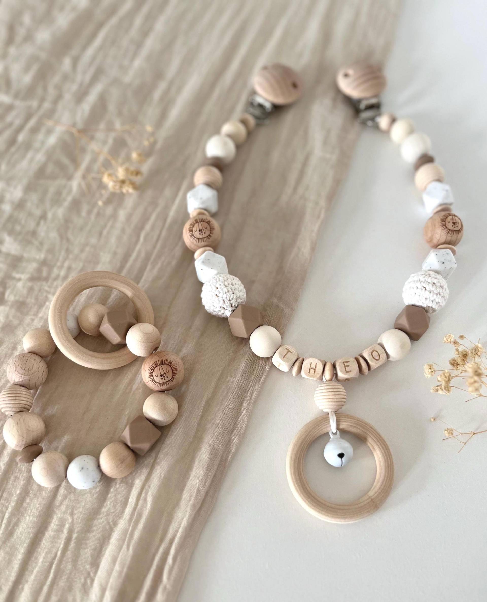 Personalisierte Schnullerkette | Junge Beige Set Kinderwagenkette von Etsy - littlewonder1996