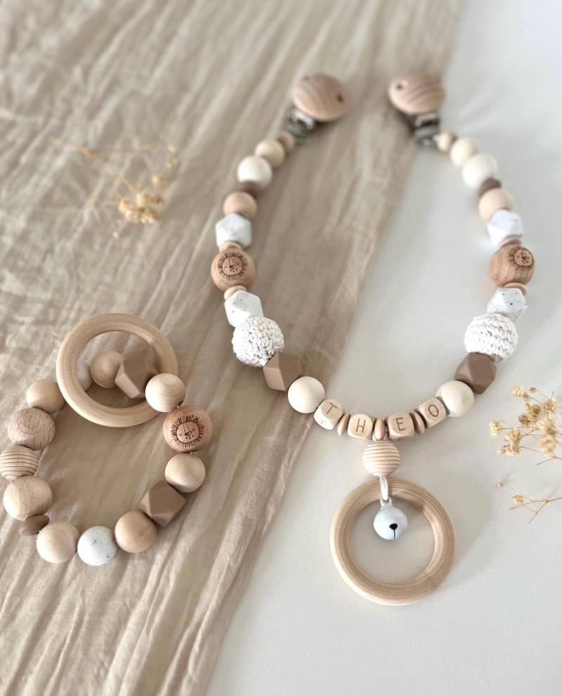 Personalisierte Schnullerkette | Junge Beige Set Kinderwagenkette von Etsy - littlewonder1996