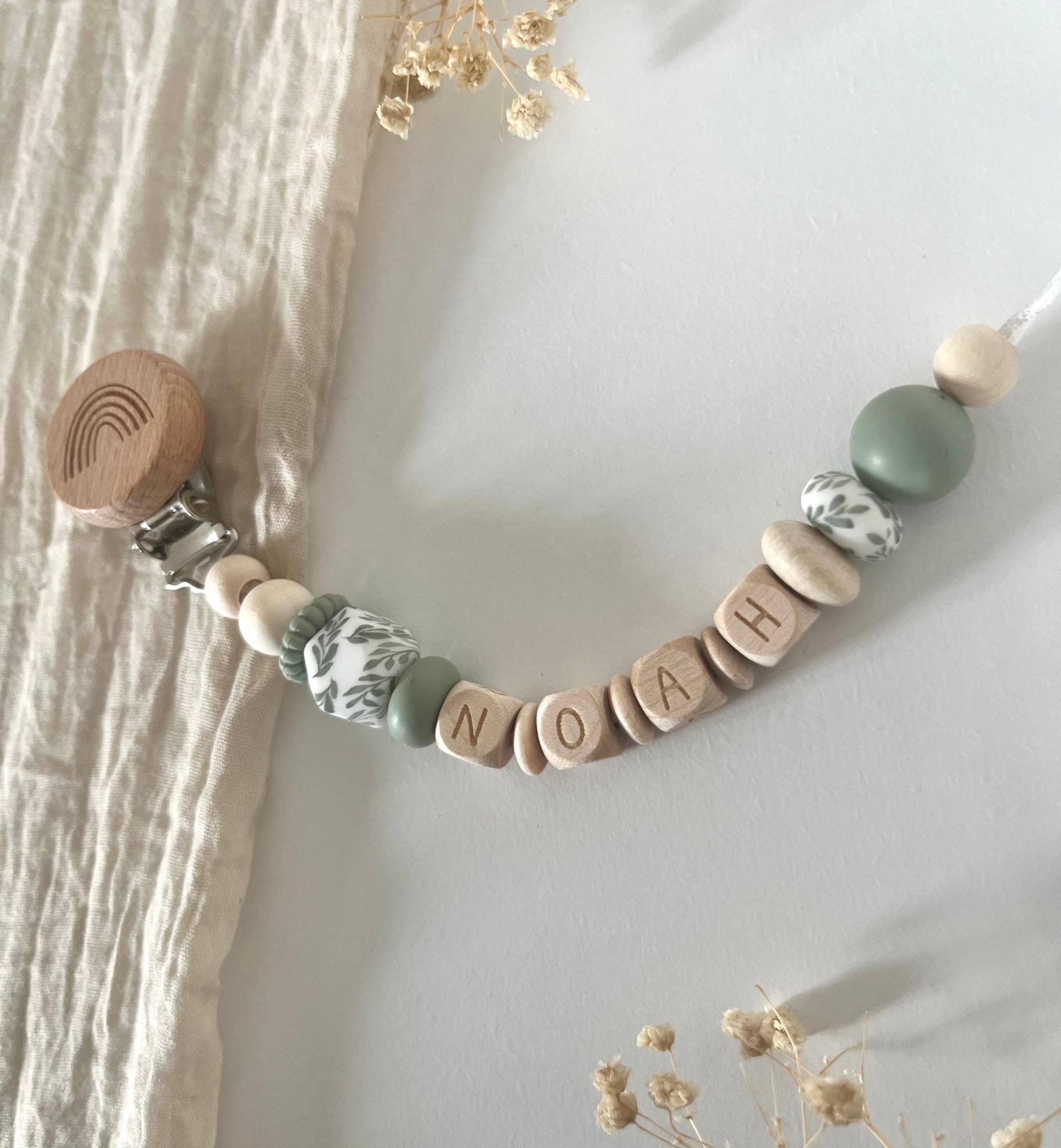 Personalisierte Schnullerkette | Junge Grün Blätter von Etsy - littlewonder1996