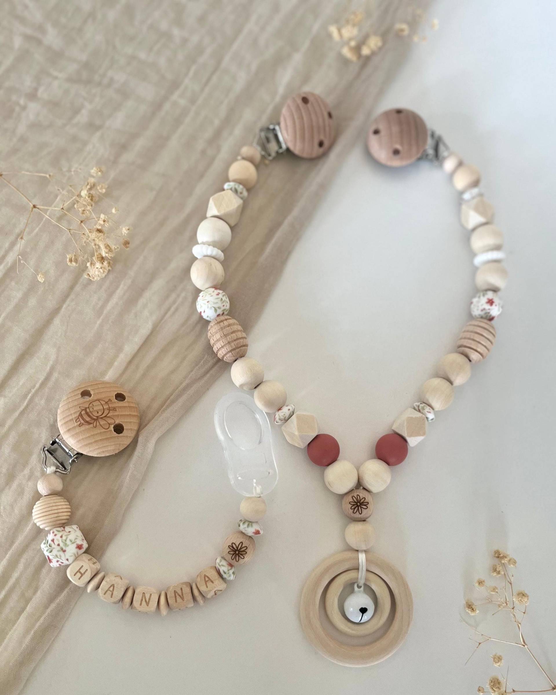 Personalisierte Schnullerkette | Mädchen Blumen Set Kinderwagenkette von Etsy - littlewonder1996