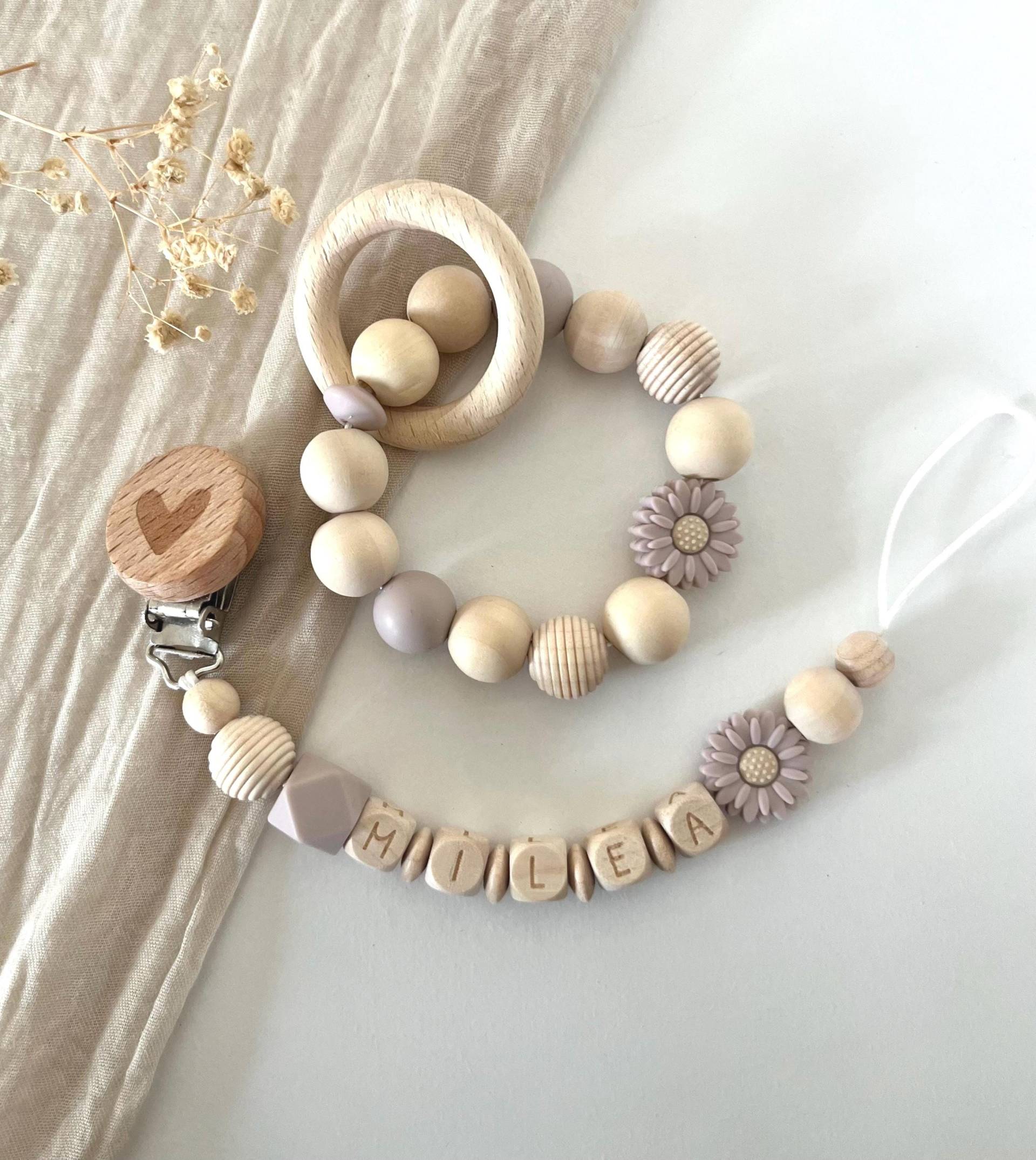 Personalisierte Schnullerkette | Mädchen Flieder Blume Set Greifling von Etsy - littlewonder1996