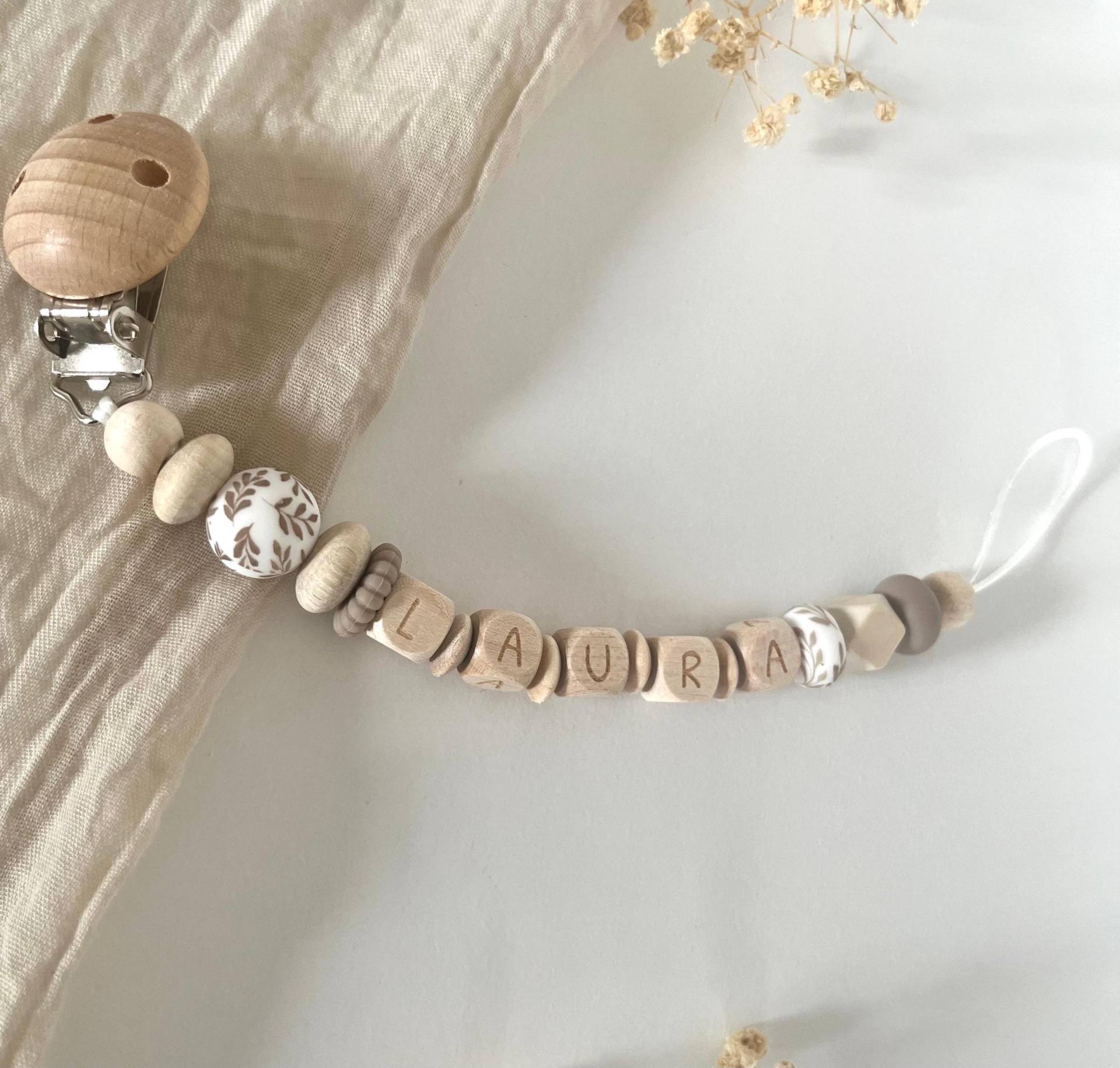 Personalisierte Schnullerkette | Mädchen Junge Beige Blätter Mustersilikonperlen von Etsy - littlewonder1996