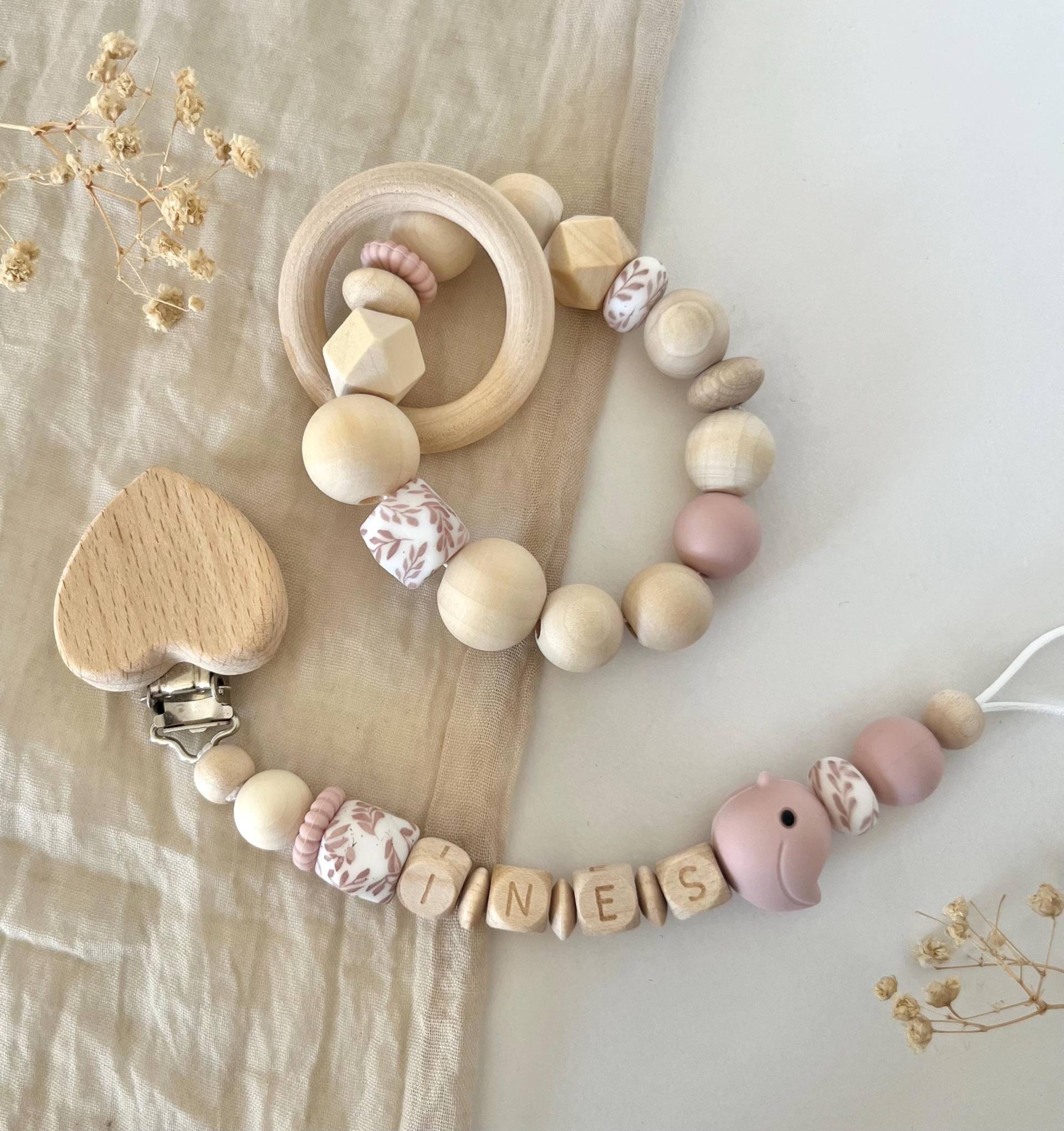 Personalisierte Schnullerkette | Mädchen Rosa Set Greifling von Etsy - littlewonder1996
