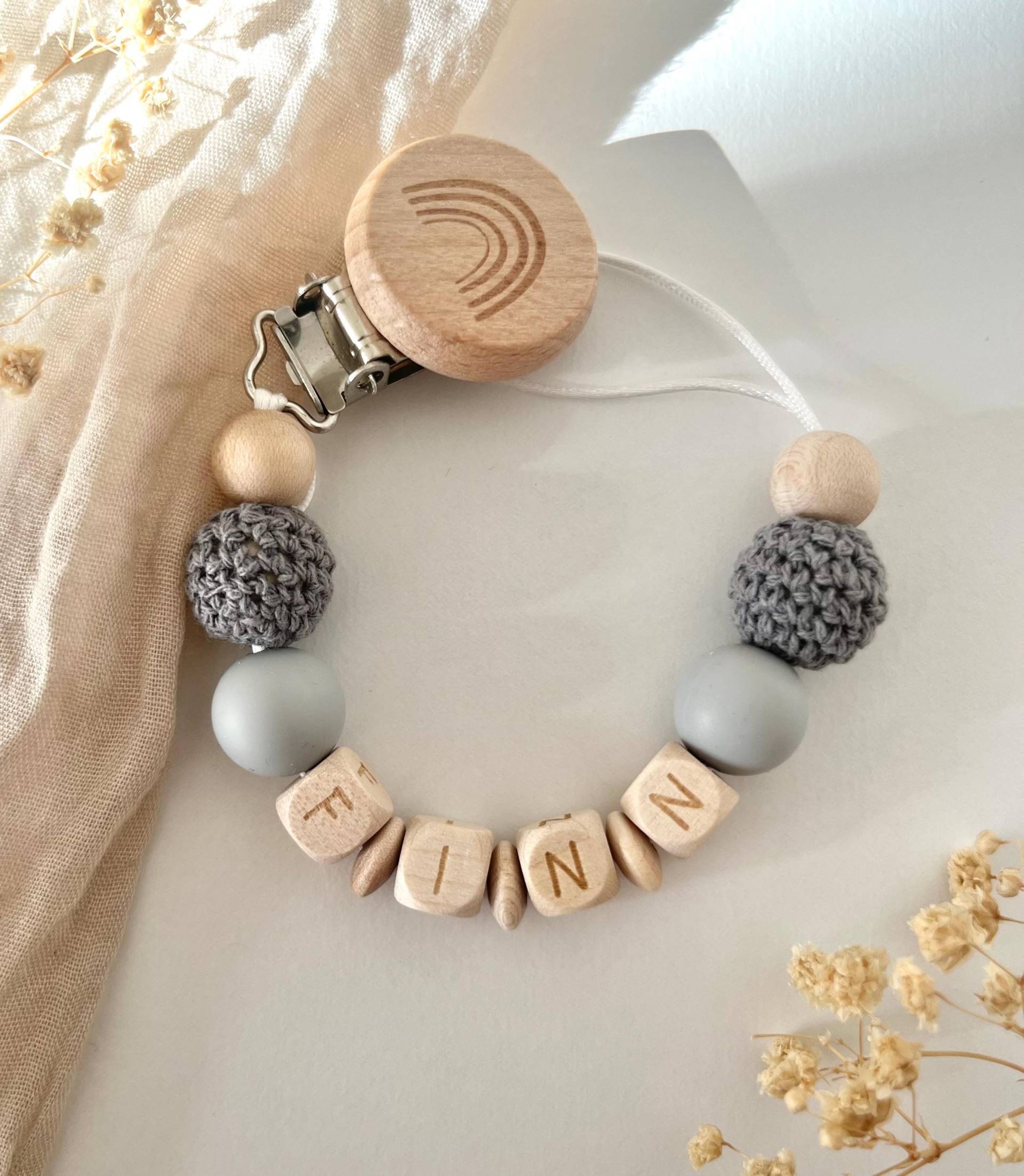 Personalisierte Schnullerkette | Natur Holz Blau Grau von Etsy - littlewonder1996