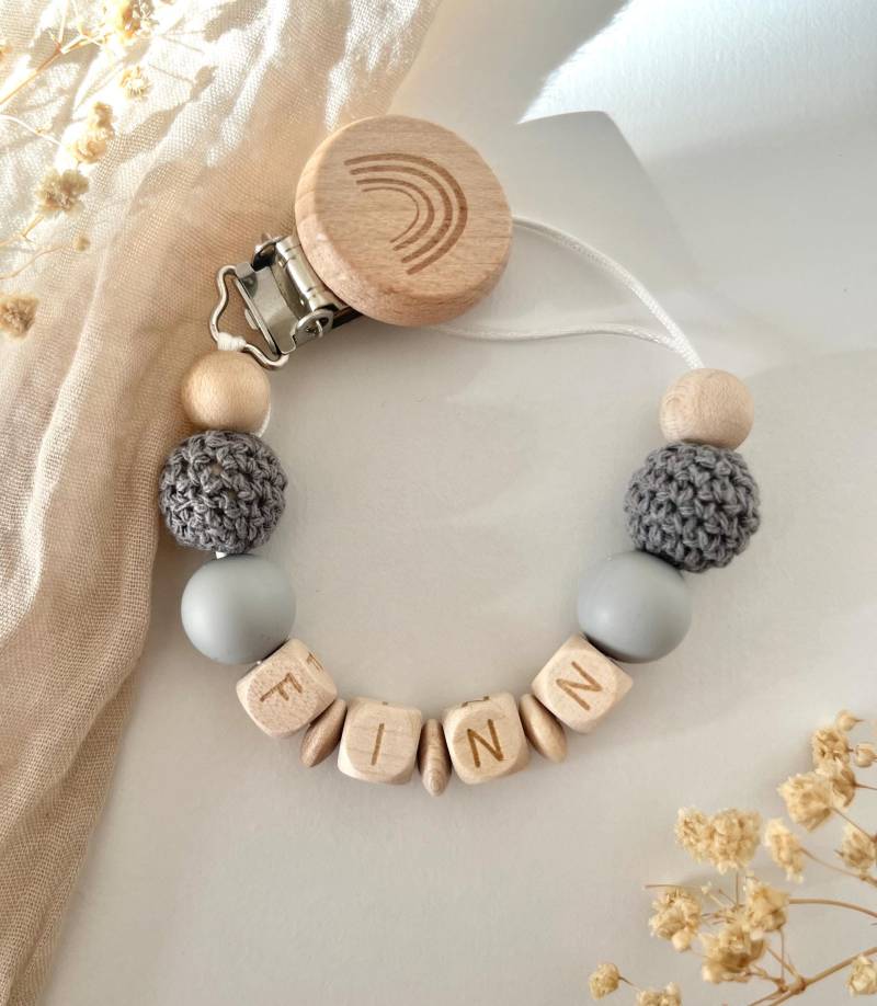 Personalisierte Schnullerkette | Natur Holz Blau Grau von Etsy - littlewonder1996