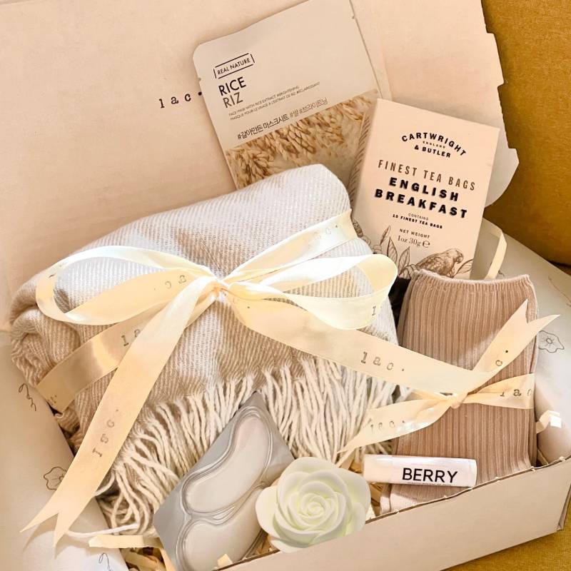 Self Care Geschenkbox - Decke, English Tea, Rosenseife, Lippenbalsam, Augenklappen & Gesichtsmaske | Spa-Geschenk Für Sie Geburtstag, Entspannung von Etsy - loudandclearConcept