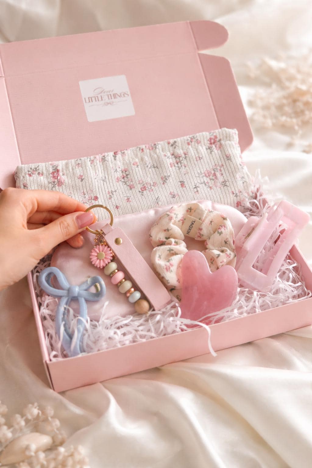 Geschenkbox Zum Muttertag Schlafmaske, Kosmetiktasche, Schlüsselbund, Gua Sha, Haarclips, Scrunchie Geschenkbox Zum Muttertag Schlafmaske, Kosmetiktasche, Schlüsselbund, Gua Sha, Haarclips, Scrunchie von Etsy - lovelittlethingsde