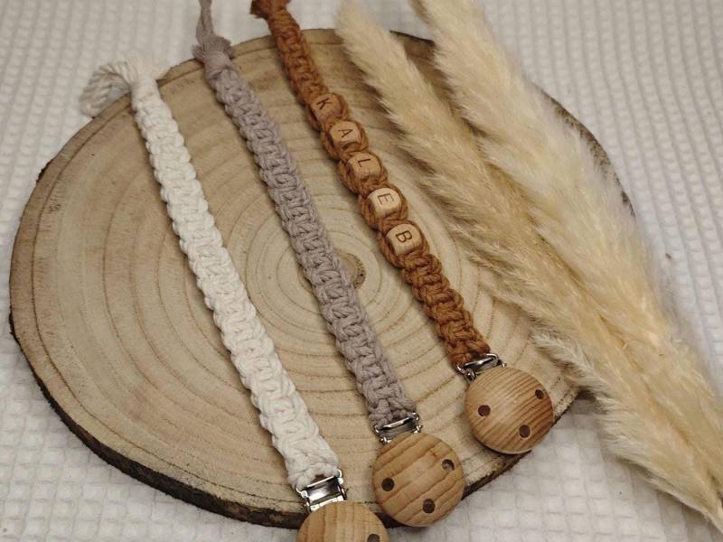 Makramee - Schnullerkette ~Kaleb~ Personalisierbar, Mit Adapter Erhältlich, Kreuzknoten von Etsy - macralie