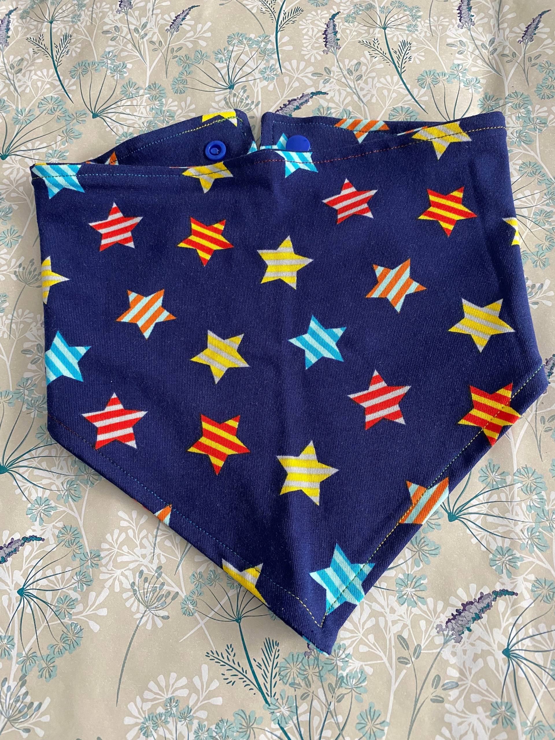Halstuch Kinder Dreieck Sterne Größenverstellbar Beidseitig Wenden Druckknopf Halstuch Kinder Dreieck Sterne Größenverstellbar Beidseitig Wenden Druckknopf von Etsy - madebymelkle