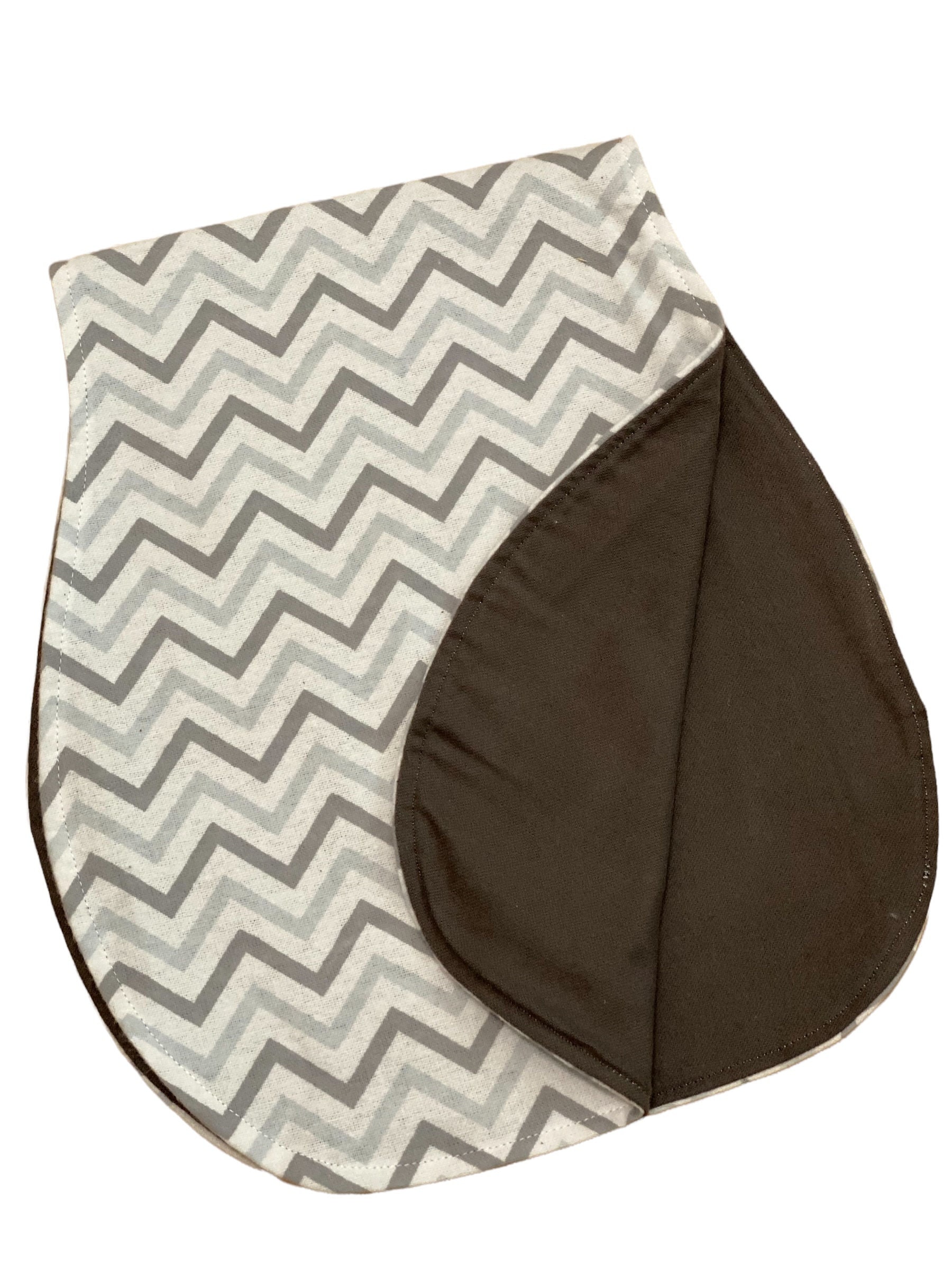 Graues Chevron Spucktuch von Etsy - madelynandbarley