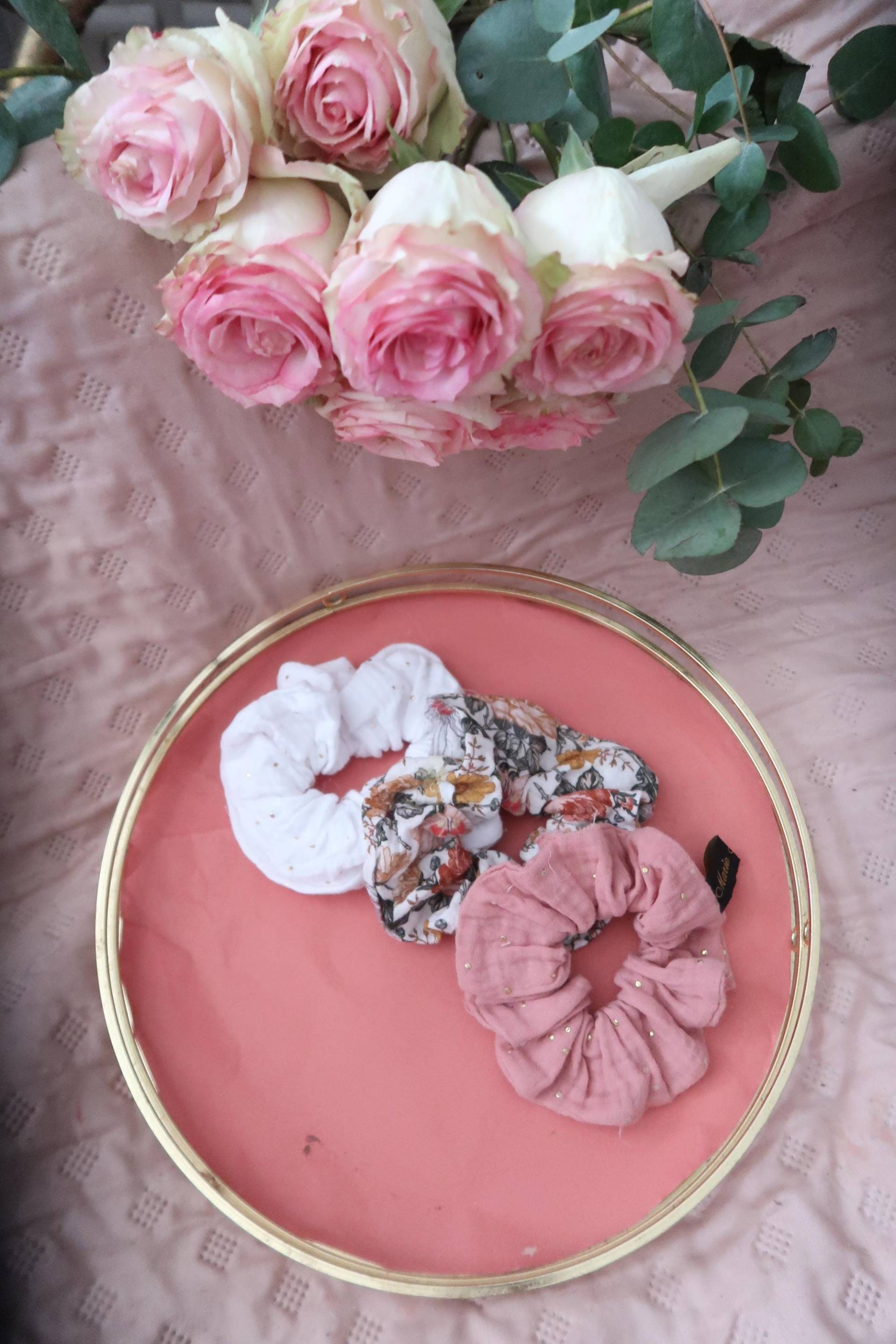 Scrunchie/Trendiges Haaraccessoire Geschenk Für Sie Doppelte Baumwollgaze Goldene Punkte von Etsy - mariescarletcreation