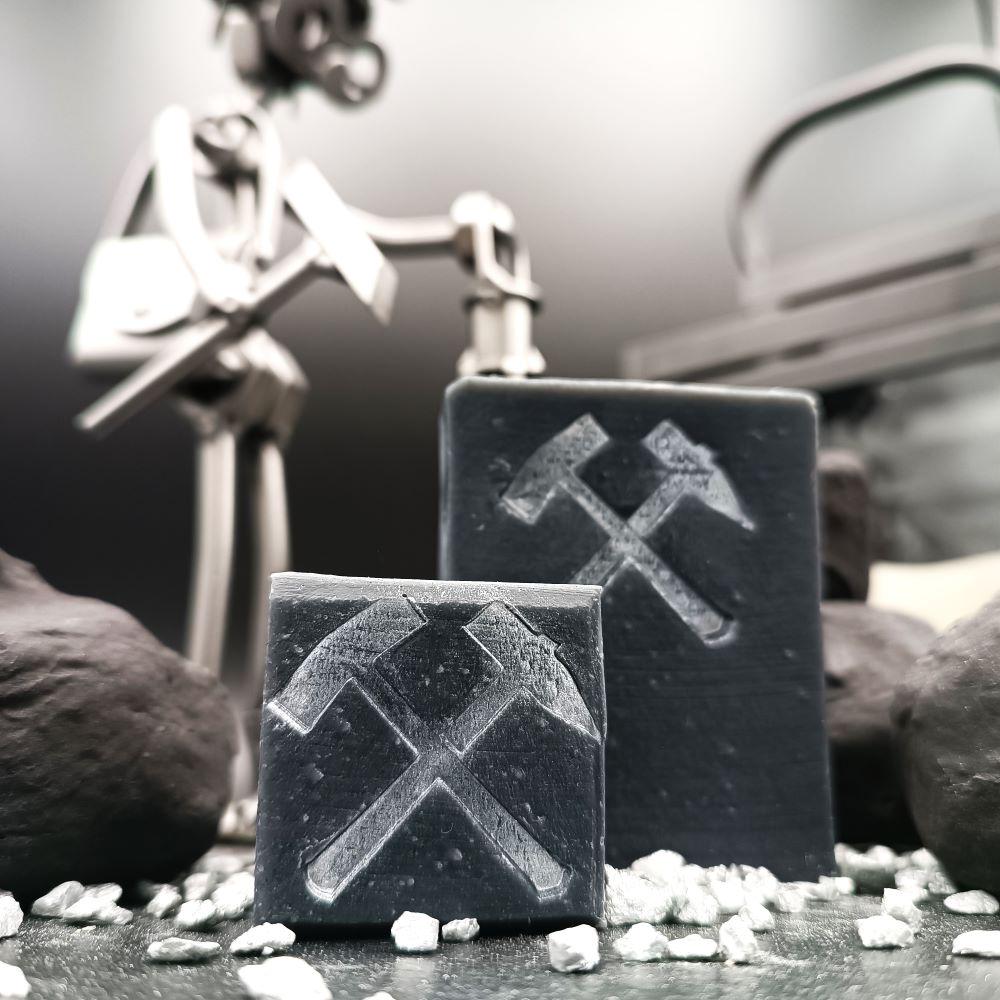 Naturseife Mit Aktivkohle - Silber & Erz, Handgemachte Seife, Mandelmilch Und Honig, Erzgebirgs-Tradition, Ganzkörperseife, Geschenkidee Naturseife Mit Aktivkohle - Silber & Erz, Handgemachte Seife, Mandelmilch Und Honig, Erzgebirgs-Tradition, Ganzkörperseife, Geschenkidee von Etsy - meinSEIFENSTUECK