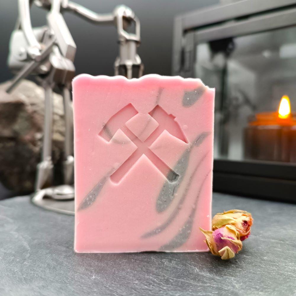 Naturseife Mit Rosenholzduft - Roter Gneis, Handgemachte Seife, Mandelmilch & Honig, Erzgebirgs-Tradition, Ganzkörperseife, Geschenkidee von Etsy - meinSEIFENSTUECK