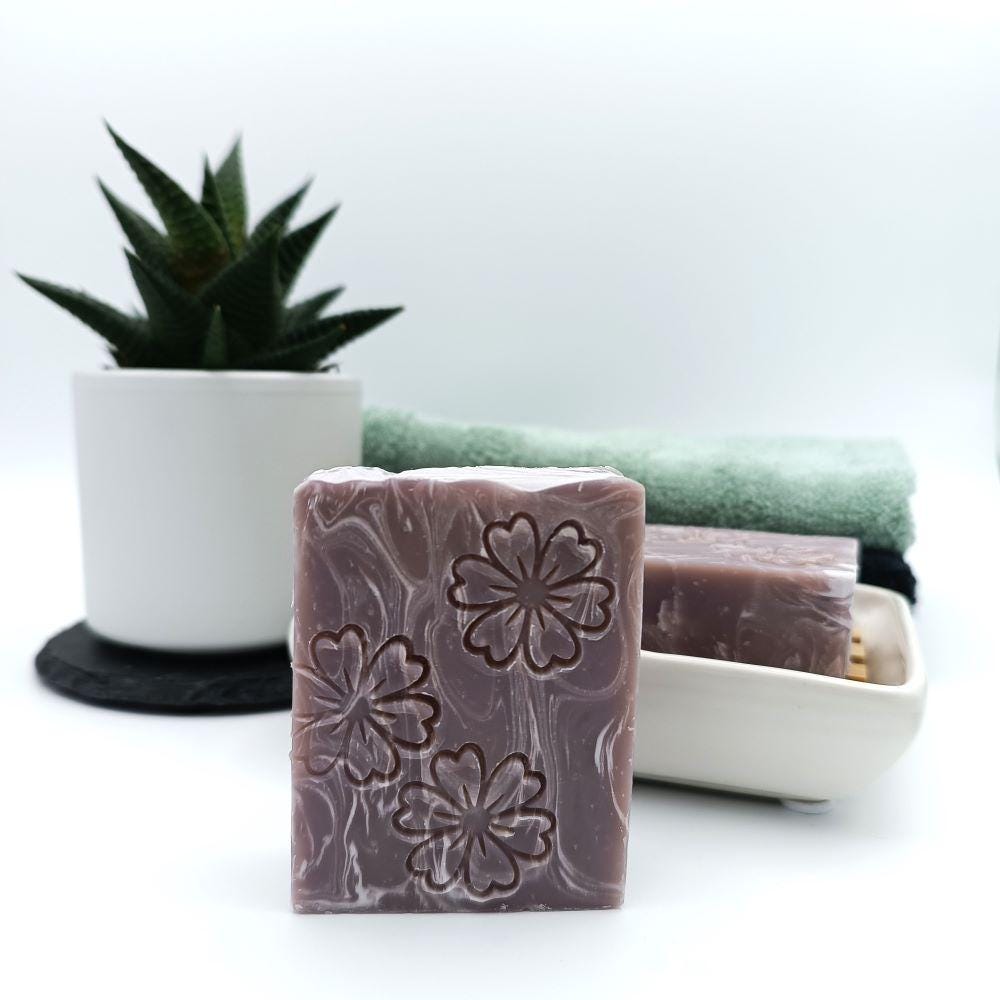 Naturseife Mit Veilchenduft - Wild Violet, Handgemachte Seife, Pflegende Inhaltsstoffe, Cremig - Milder Schaum, Ganzkörperseife, Wellness Naturseife Mit Veilchenduft - Wild Violet, Handgemachte Seife, Pflegende Inhaltsstoffe, Cremig - Milder Schaum, Ganzkörperseife, Wellness von Etsy - meinSEIFENSTUECK