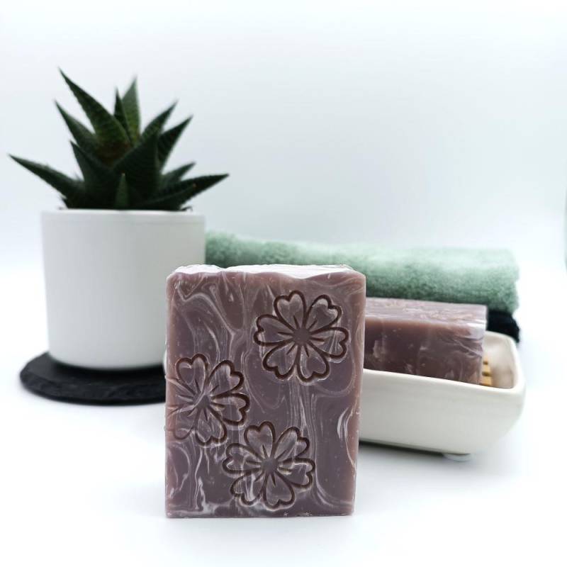 Naturseife Mit Veilchenduft - Wild Violet, Handgemachte Seife, Pflegende Inhaltsstoffe, Cremig - Milder Schaum, Ganzkörperseife, Wellness von Etsy - meinSEIFENSTUECK