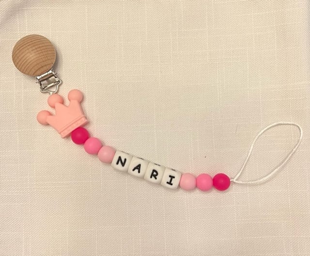 Personalisierter Paci Clip - Prinzessin/Prinz Krone von Etsy - miascraftymom