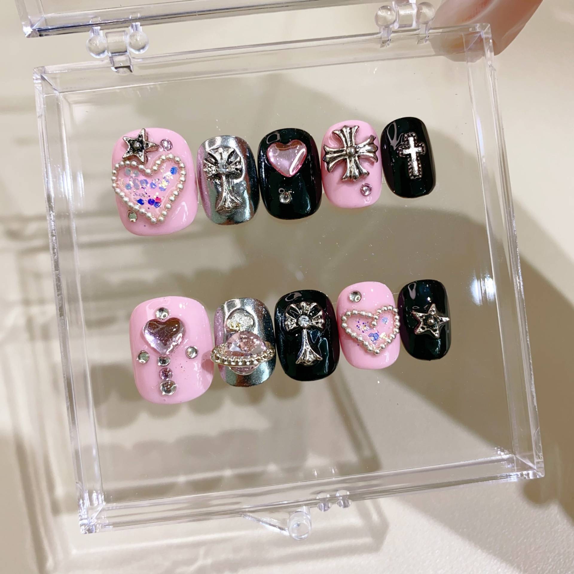 Y2K Drücken Sie Auf Die Nägel Kurze/Schwarz Und Rosa Presse Kreuz Rosa Süße Kawaii Geschenk Für Ihren Nagel Y2K Drücken Sie Auf Die Nägel Kurze/Schwarz Und Rosa Presse Kreuz Rosa Süße Kawaii Geschenk Für Ihren Nagel von Etsy - milhyus