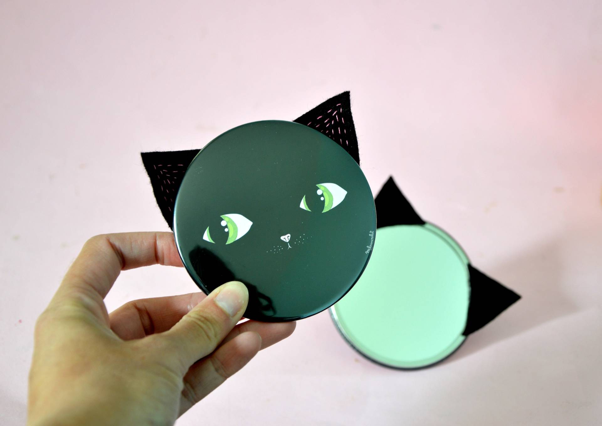 Schwarzer Katzen-Taschenspiegel Und Seine Bestickten Filzohren + Gingham-Beutel Ihrer Wahl | Rosa/Mint/Rot. Taschenspiegeldurchmesser 8, 8 cm von Etsy - milicancrelat