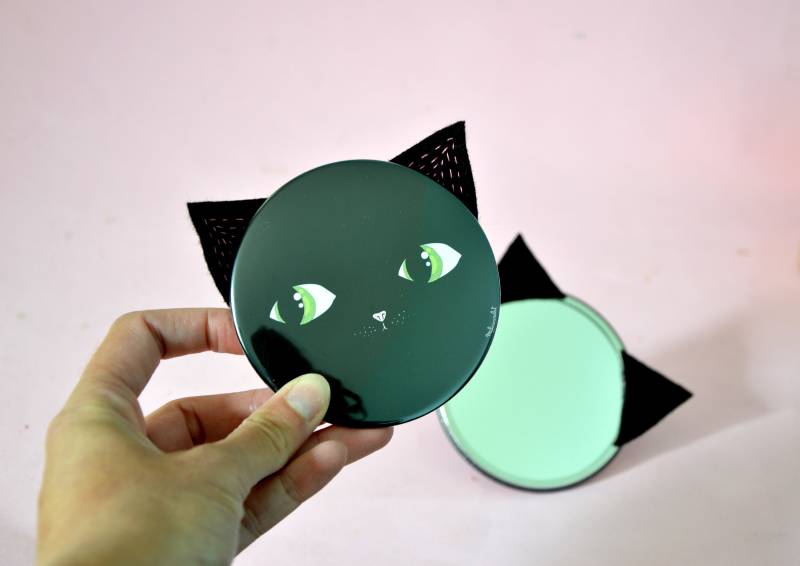 Schwarzer Katzen-Taschenspiegel Und Seine Bestickten Filzohren + Gingham-Beutel Ihrer Wahl | Rosa/Mint/Rot. Taschenspiegeldurchmesser 8, 8 cm von Etsy - milicancrelat