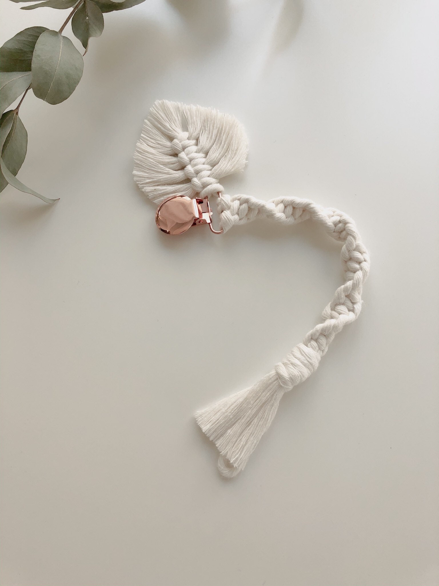 Liebevoll Hergestellte Makramee Schnullerkette Liebevoll Hergestellte Makramee Schnullerkette von Etsy - mimasherzwerk