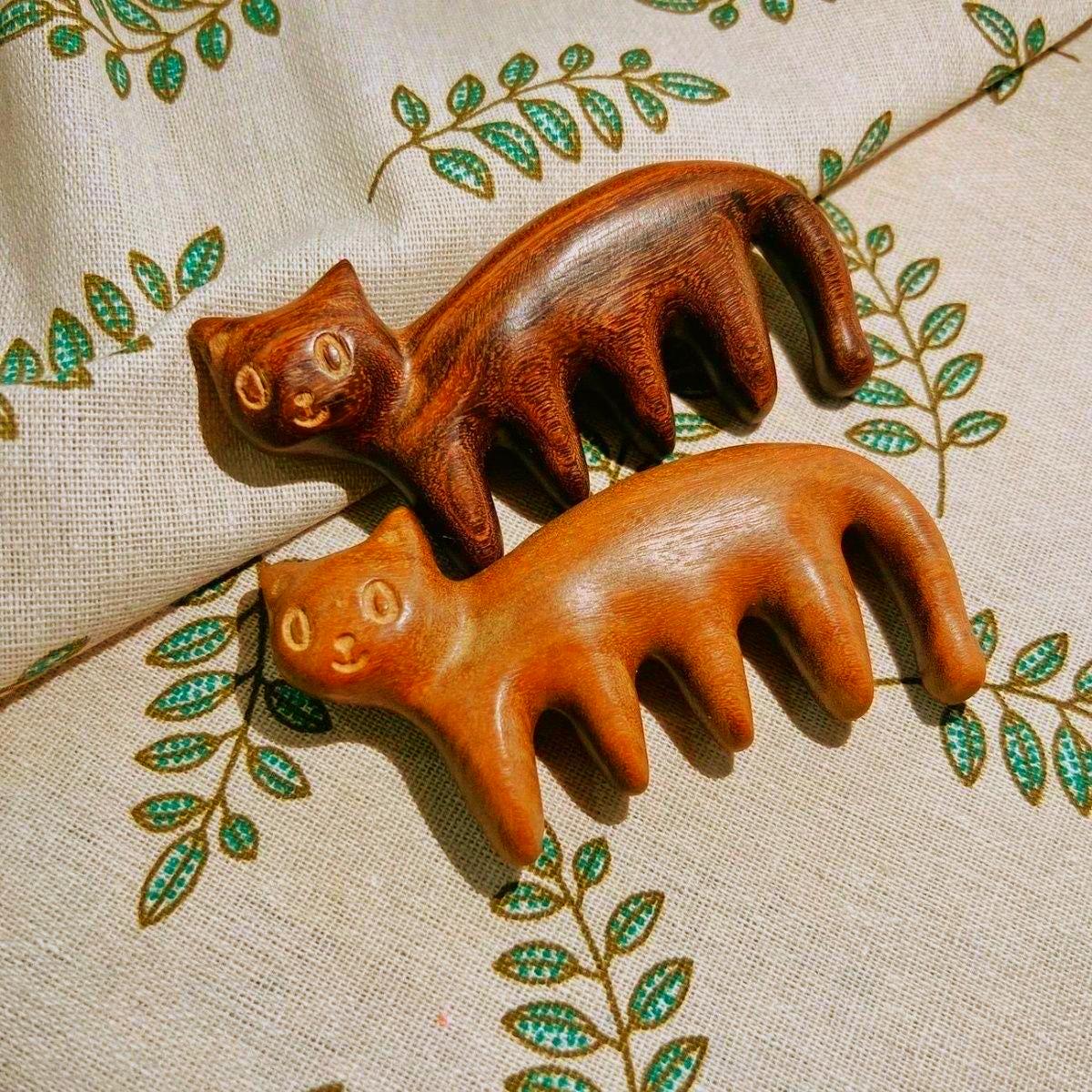 Geschnitzter Hölzerner Katzenkamm, Natürliches Kopfhautmassagegerät, Niedlicher Katzenhaarkamm, Boho Geschenk, Geschenk Für Sie Bestie.cute Geschnitzter Hölzerner Katzenkamm, Natürliches Kopfhautmassagegerät, Niedlicher Katzenhaarkamm, Boho Geschenk, Geschenk Für Sie Bestie.cute von Etsy - minigiftzen