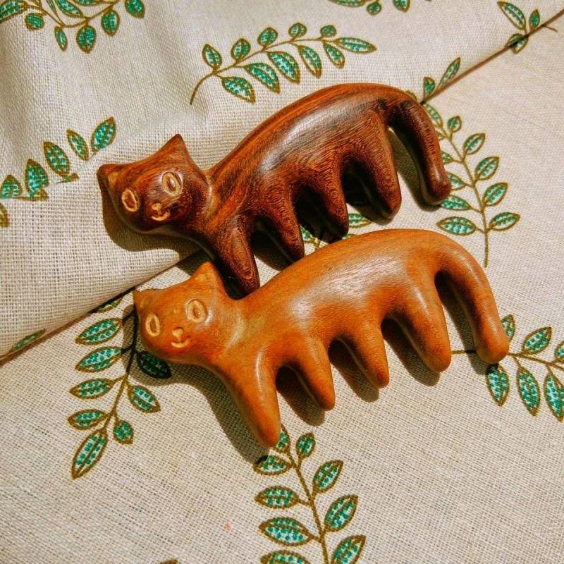 Geschnitzter Hölzerner Katzenkamm, Natürliches Kopfhautmassagegerät, Niedlicher Katzenhaarkamm, Boho Geschenk, Geschenk Für Sie Bestie.cute Geschnitzter Hölzerner Katzenkamm, Natürliches Kopfhautmassagegerät, Niedlicher Katzenhaarkamm, Boho Geschenk, Geschenk Für Sie Bestie.cute von Etsy - minigiftzen