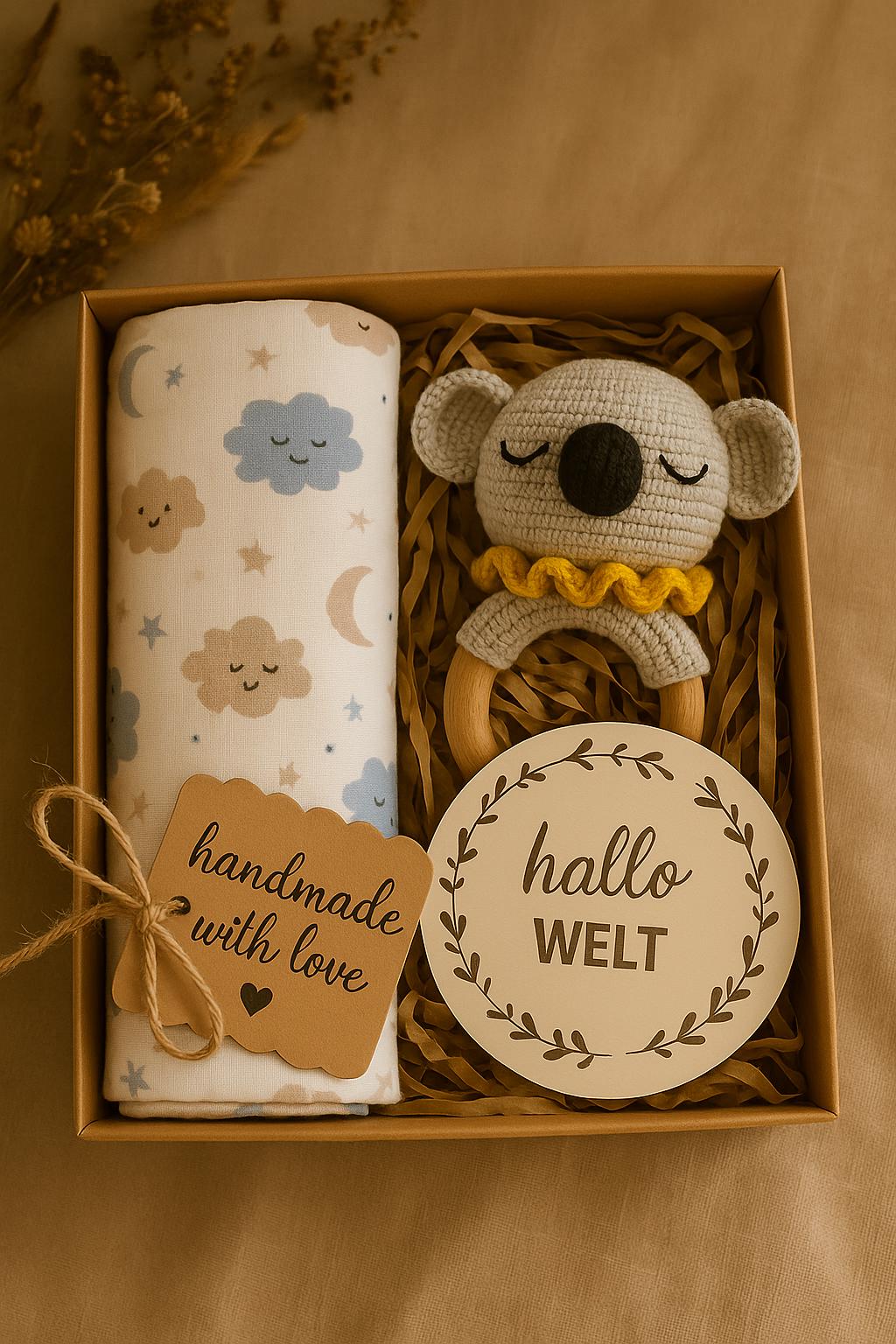Limitierte Baby Geschenkbox - Handgemachte Rassel, "Hallo Welt"-Holzschild & Musselin-Decke | Neugeborenen Koala von Etsy - minimangoo