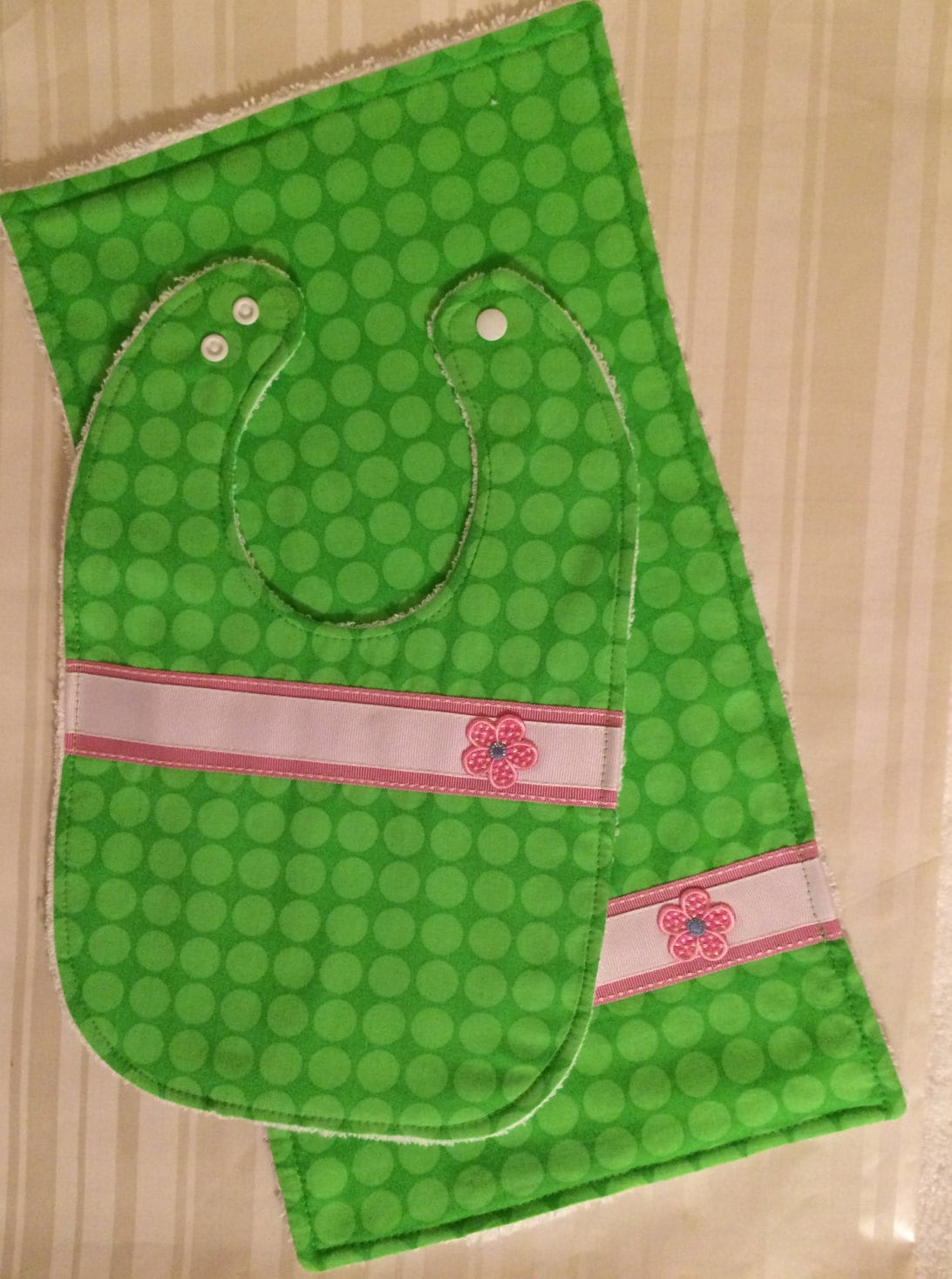 Baby Hellgrün Ploka Dot Lätzchen Und Burp Set, Niedliches Baby-Dusche-Geschenk Mädchen, Rosa Daisy Lätzchen, Mädchen Polka von Etsy - mymodernthread
