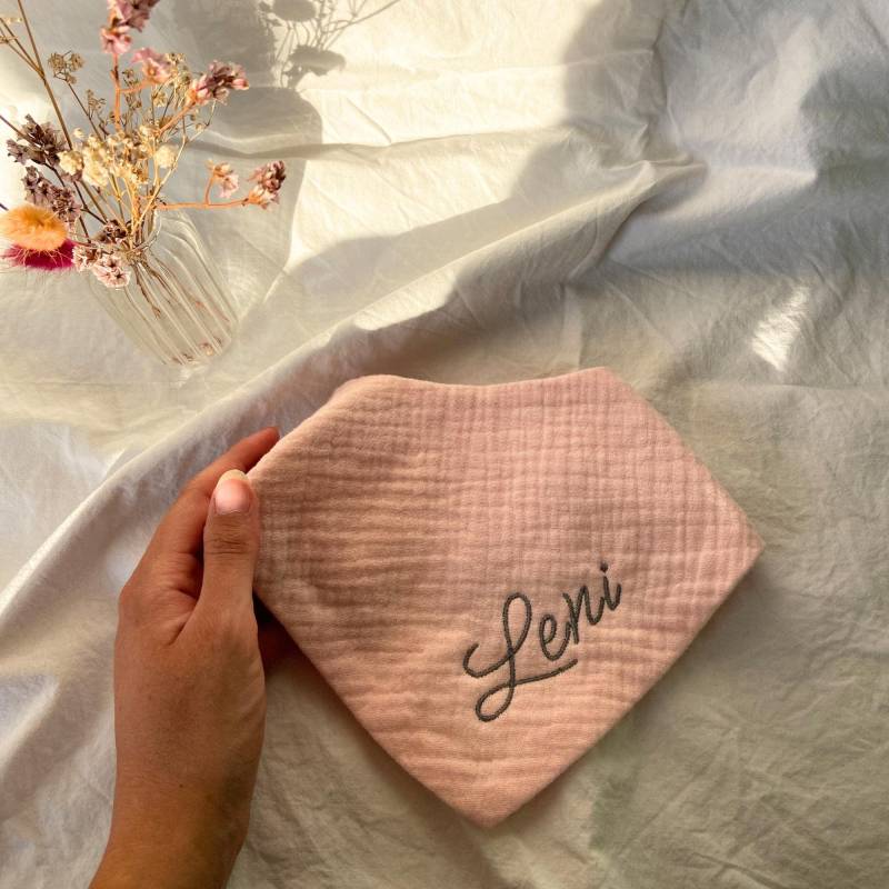 Baby Lätzchen Mit Namen Bestickt, Oeko-Tex® Standard 100 - Personalisiertes Babyhalstuch Aus Weichem Musselin von Etsy - mystitcheryDE