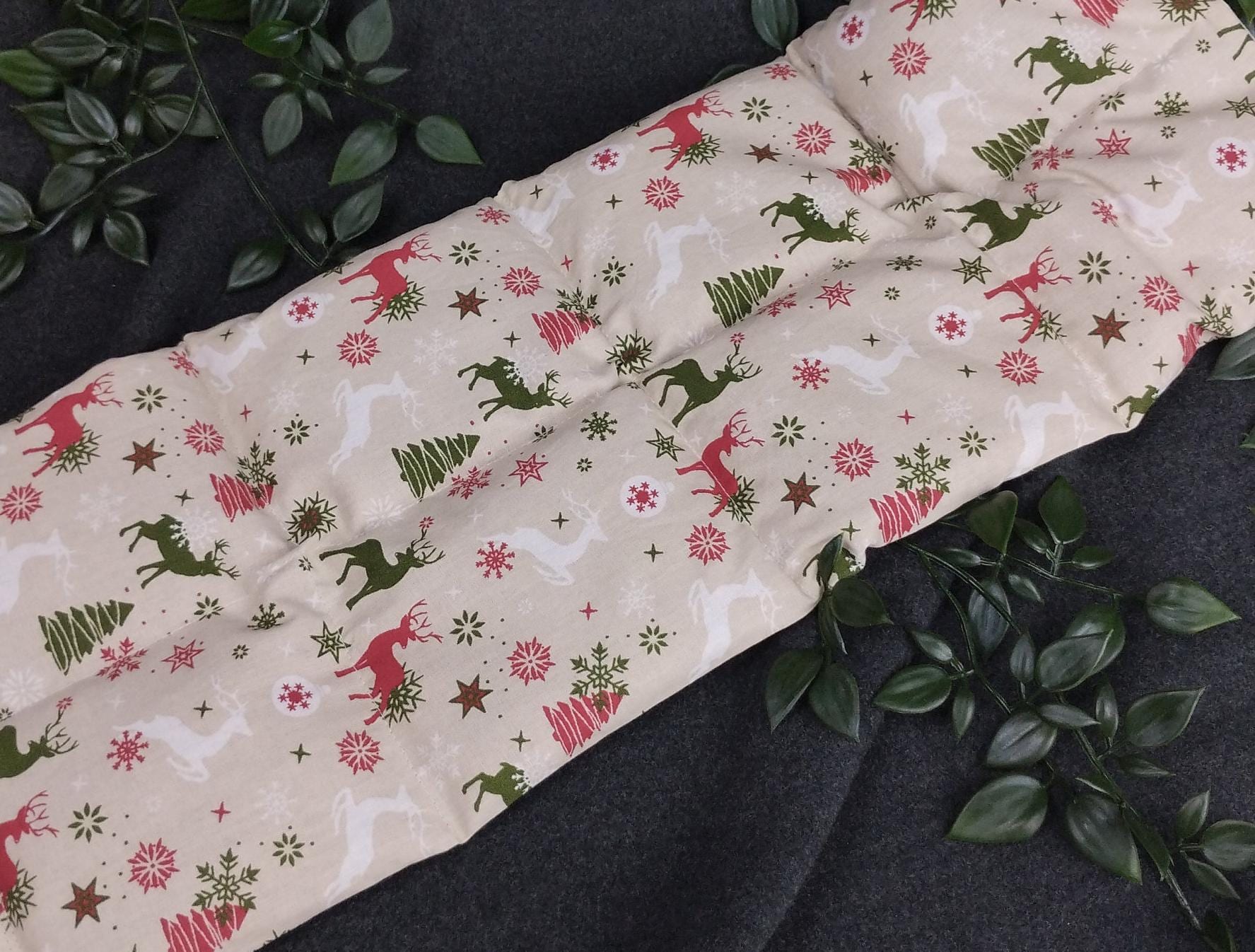 Körnerkissen/Dinkelkissen 50x20 cm, Wahlweise Mit Getrockneter Lavendel, 8 Kammern, Individuelle Größenanpassung Möglich, Rentiere + Tanne Körnerkissen/Dinkelkissen 50x20 cm, Wahlweise Mit Getrockneter Lavendel, 8 Kammern, Individuelle Größenanpassung Möglich, Rentiere + Tanne von Etsy - nadelundholz