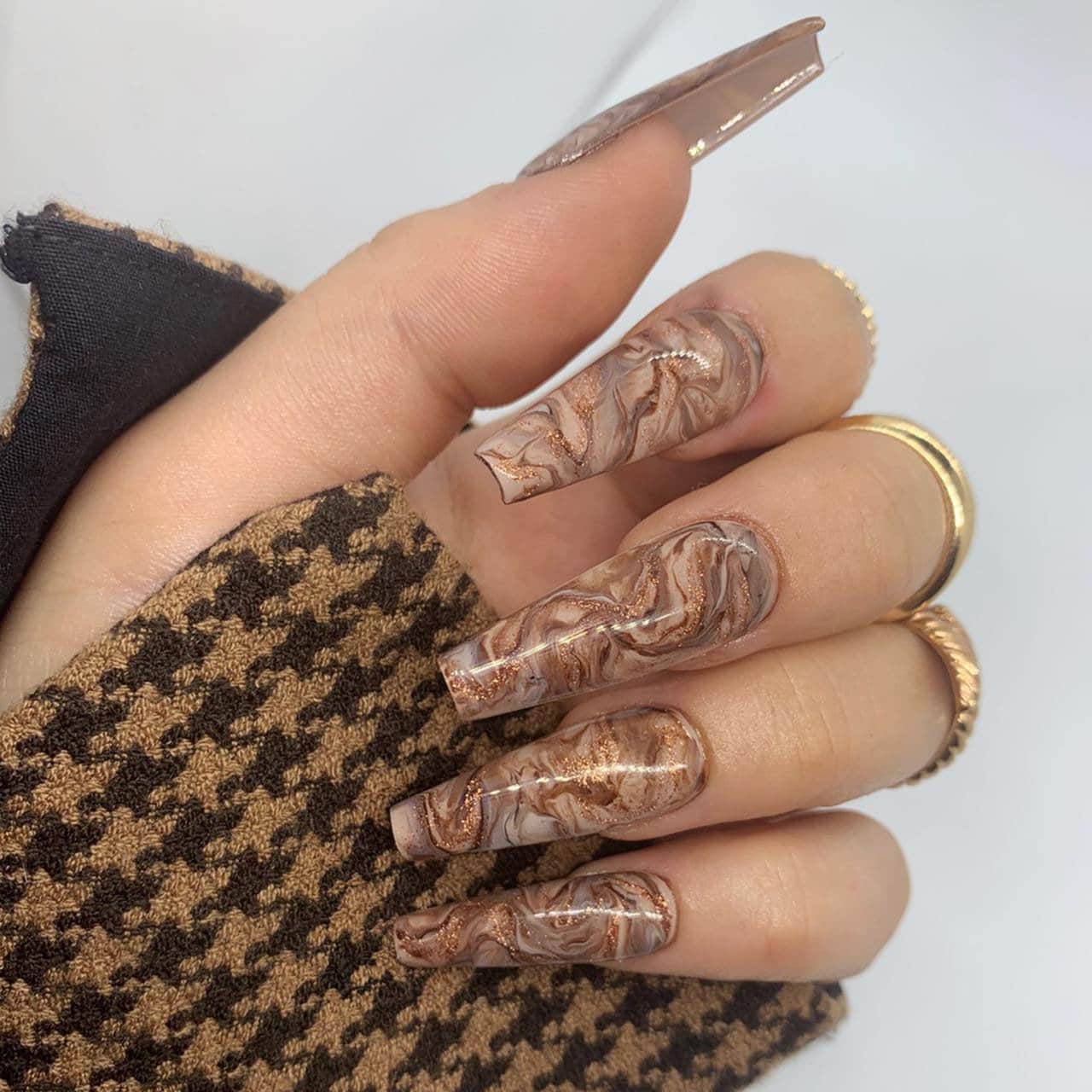 Schokoladenbraune Marmor Presse Auf Nägel Mit Rose Gold Details von Etsy - nailsbymonicazx