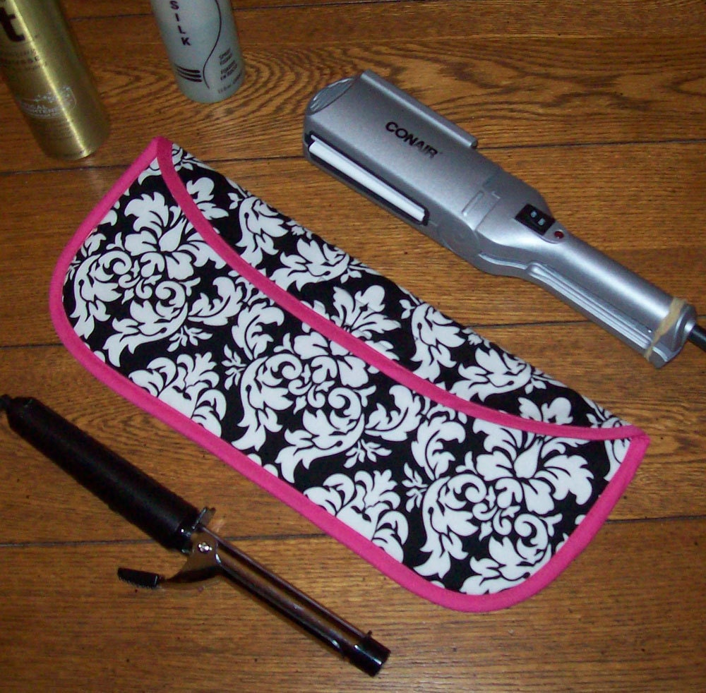 Lockenstab Gehäuse/Flache Eisen Decken Für Reisen Oder Die Turnhalle | Isoliert - Dandy Damask Schwarz Und Weiß Mit Hell Rosa Borte Lockenstab Gehäuse/Flache Eisen Decken Für Reisen Oder Die Turnhalle | Isoliert - Dandy Damask Schwarz Und Weiß Mit Hell Rosa Borte von Etsy - nstitches4u
