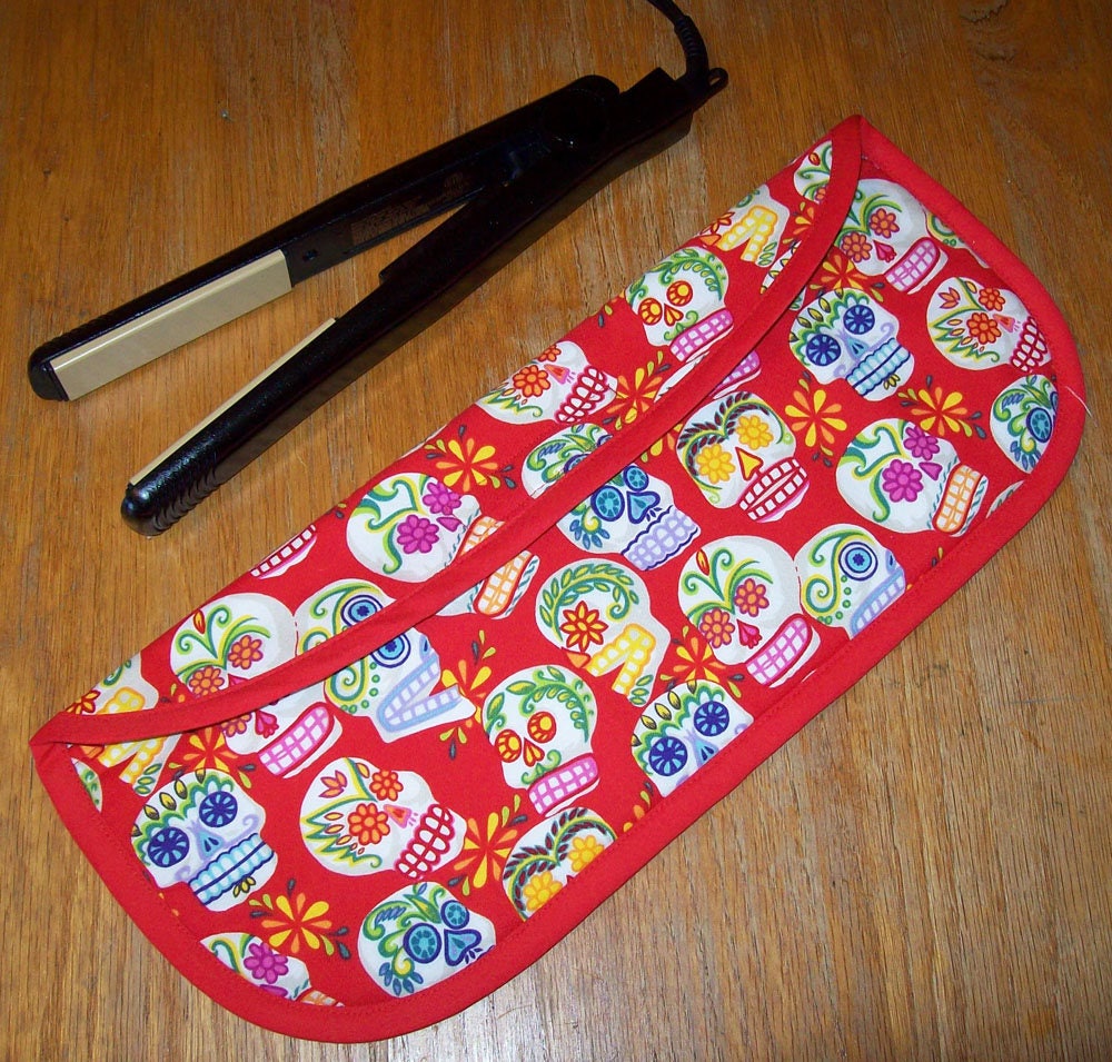 Lockenstab Gehäuse/Flache Eisen Decken Für Reisen Oder Die Turnhalle | Isoliert - Mini Calaveras Rot Blumige Schädel Lockenstab Gehäuse/Flache Eisen Decken Für Reisen Oder Die Turnhalle | Isoliert - Mini Calaveras Rot Blumige Schädel von Etsy - nstitches4u