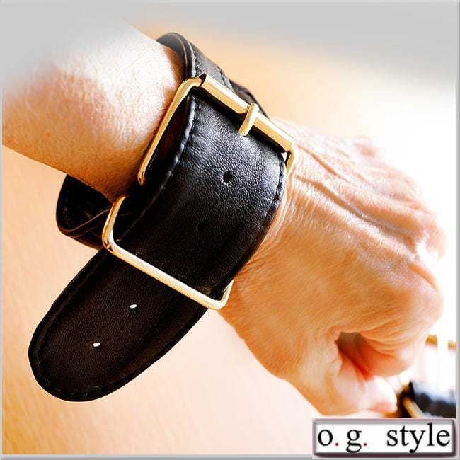 Gold-Schwarz Leder-Manschetten Einzelstück Sonderedition Luxuriös Und Elegant Gold-Schwarz Leder-Manschetten Einzelstück Sonderedition Luxuriös Und Elegant von Etsy - ogStyleShop