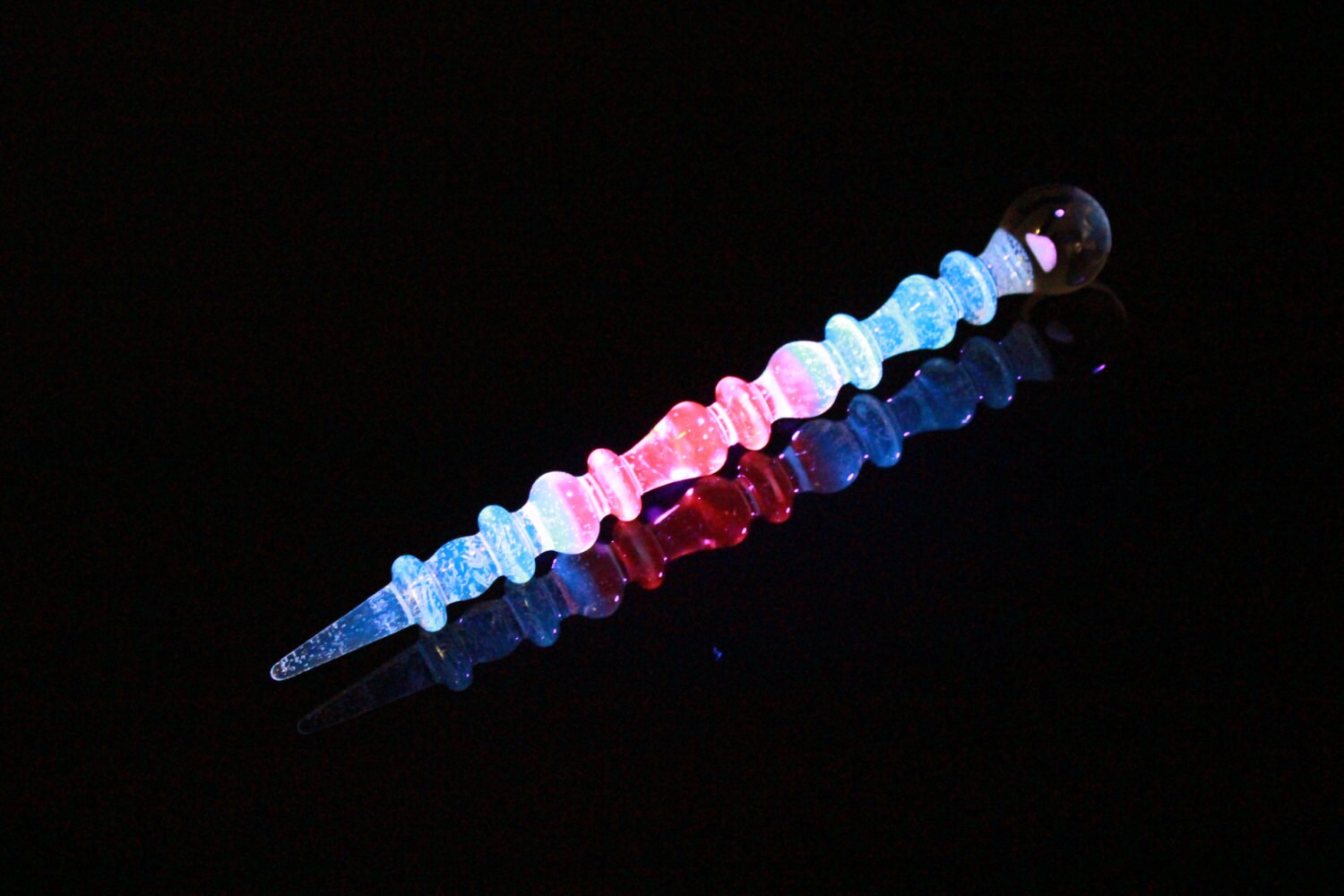 Uv Glow Blue-V & Lucy Schwarzlicht Mit Opal Art Glas Parfum Dauber Neue Farbe Uv Glow Blue-V & Lucy Schwarzlicht Mit Opal Art Glas Parfum Dauber Neue Farbe von Etsy - organicglassworks