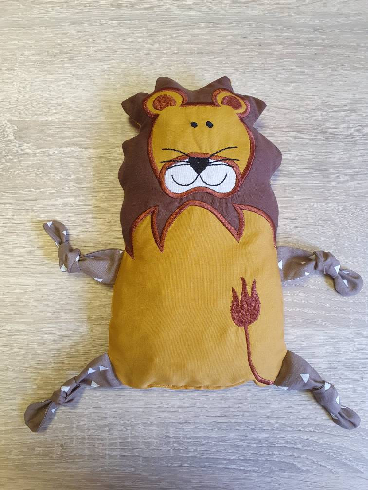 Wärmekissen Körnerkissen Löwe Mit Namen Wärmekissen Körnerkissen Löwe Mit Namen von Etsy - ostseezauberei