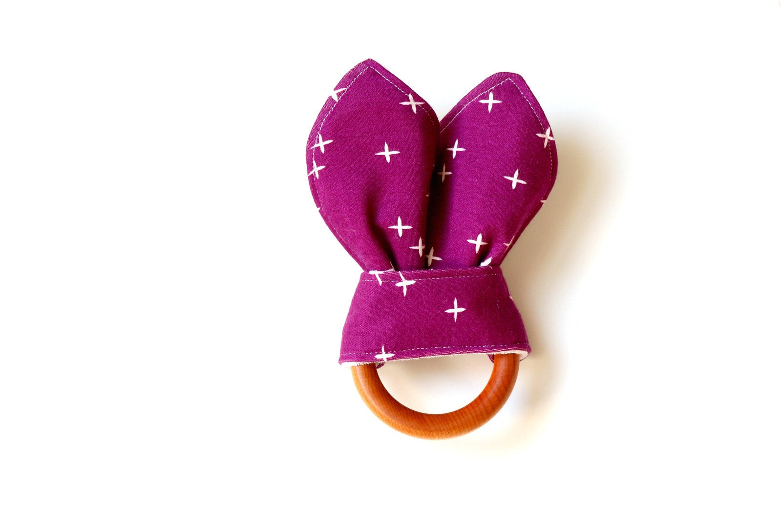 Bio Holz Beißring, Crinkle Spielzeug, Dunkel Lila Zwinke, Strick Greifling, Baby Beißring Bio Holz Beißring, Crinkle Spielzeug, Dunkel Lila Zwinke, Strick Greifling, Baby Beißring von Etsy - owesley
