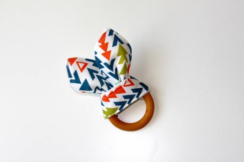 Bio Holz Beißring, Crinkle Toy, Blau Orange Pfeil, Knit Greifling, Bio-Babyspielzeug, Beißring von Etsy - owesley