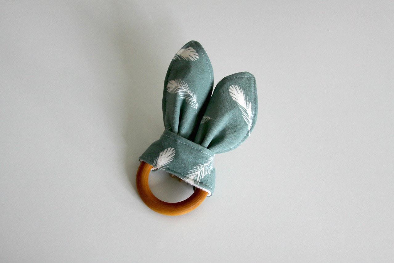 Bio Holz Beißring, Crinkle Toy, Blaue Federn, Strick Greifling, Baby Spielzeug, Beißring Bio Holz Beißring, Crinkle Toy, Blaue Federn, Strick Greifling, Baby Spielzeug, Beißring von Etsy - owesley