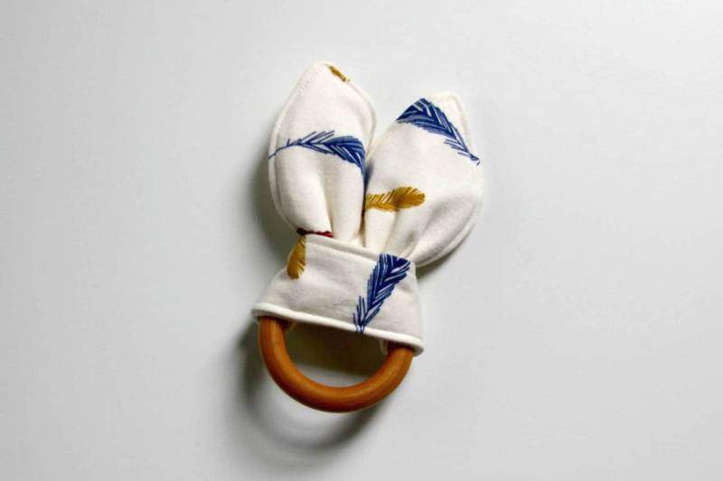 Bio Holz Beißring, Crinkle Toy, Bunt Feder, Knit Greifling, Baby, Beißring Bio Holz Beißring, Crinkle Toy, Bunt Feder, Knit Greifling, Baby, Beißring von Etsy - owesley