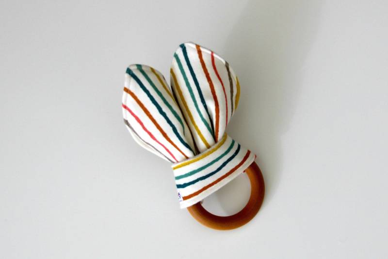 Bio Holz Beißring, Crinkle Toy, Garn Streifen, Strick Baby Spielzeug, Beißring von Etsy - owesley