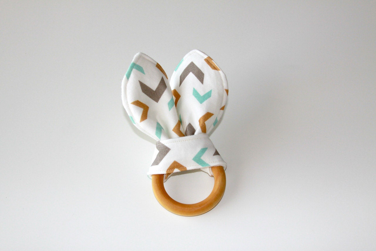 Bio Holz Beißring, Crinkle Toy, Grau Gold Pfeil, Knit Greifling, Baby Spielzeug, Beißring Bio Holz Beißring, Crinkle Toy, Grau Gold Pfeil, Knit Greifling, Baby Spielzeug, Beißring von Etsy - owesley