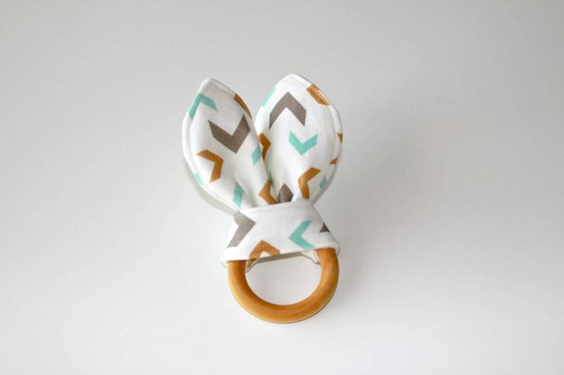 Bio Holz Beißring, Crinkle Toy, Grau Gold Pfeil, Knit Greifling, Baby Spielzeug, Beißring von Etsy - owesley